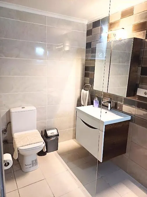 Paddys Apartments, Hisaroenue 페티예